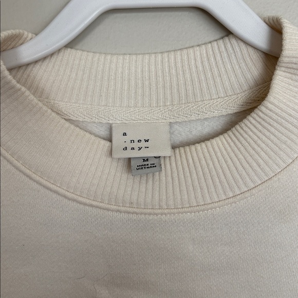 A New Day Off White Women’s Crewneck Sweatshirt Size Medium - Picture 2 of 5